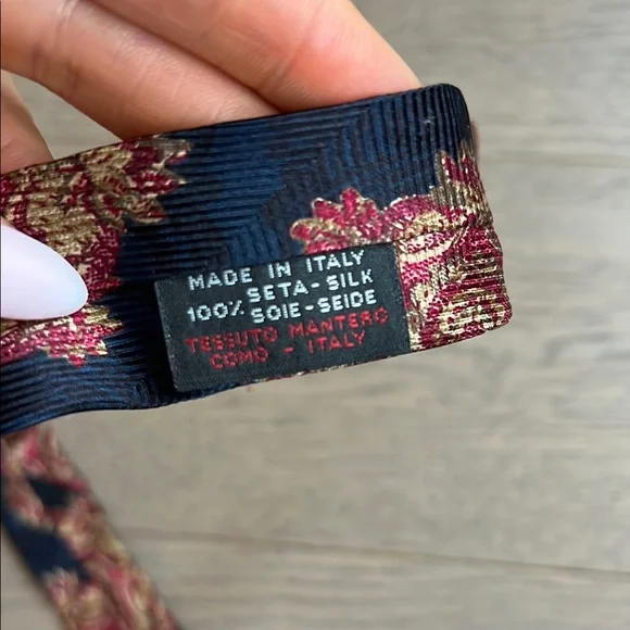 Gianfranco Ferre Elegant Navy and Gold Tie - Picture 2 of 4